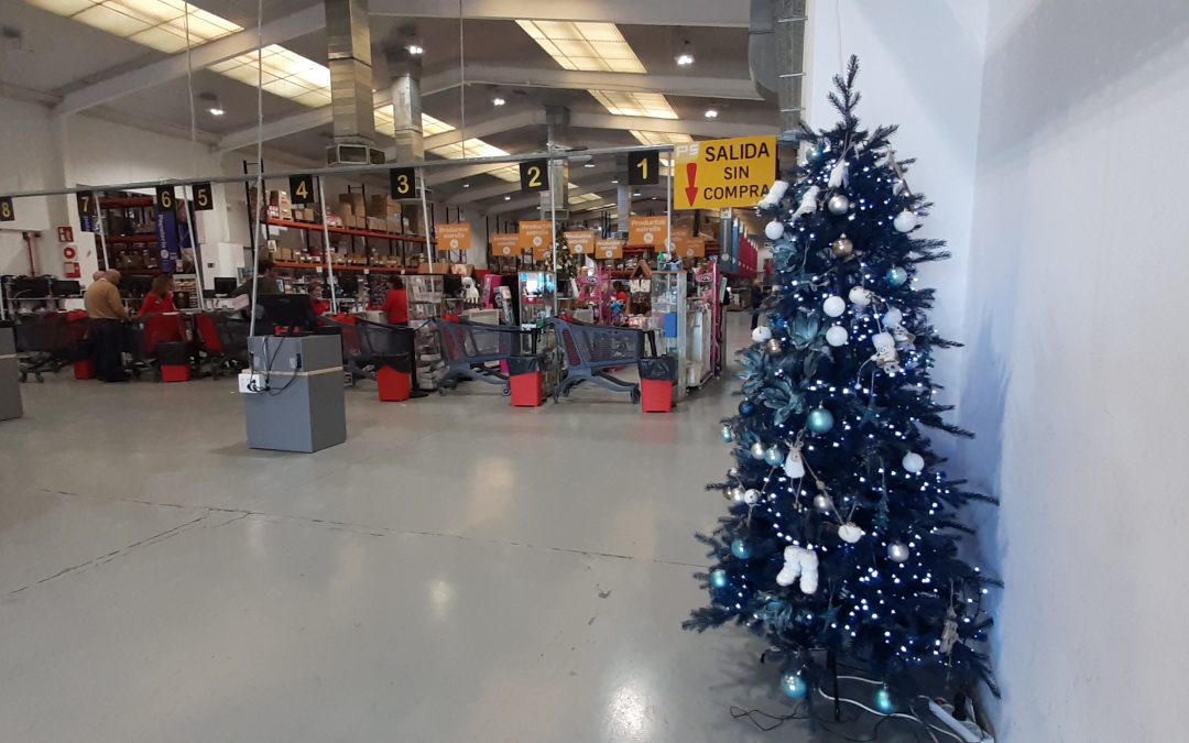 Aprocom y Plasticosur refuerzan las condiciones de colaboración para los asociados de comercio y servicios de la Confederación y de sus trabajadores.