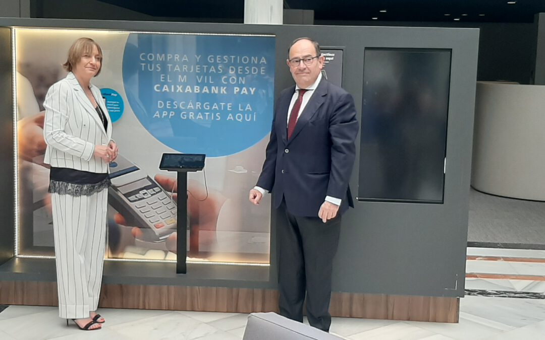 Aprocom y Caixabank han firmado un convenio de colaboración para ofrecer servicios específicos a los comercios y empresas de servicios de Sevilla y Provincia en condiciones ventajosas.