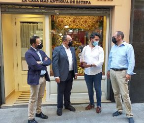 El comercio del centro de Sevilla celebra el Corpus engalanando sus escaparates