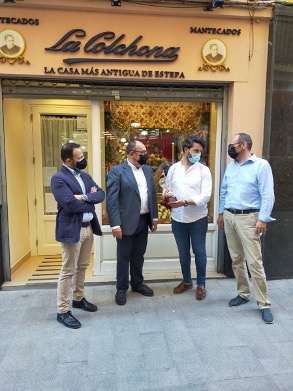 El comercio del centro de Sevilla celebra el Corpus engalanando sus escaparates