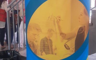 Aprocom asiste a la IV Feria de Empleo de Polígono Sur, en la que participa Calzados Benavente con un stand.