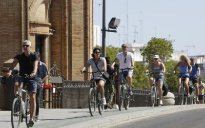 El turismo masivo en Triana divide a vecinos y comerciantes