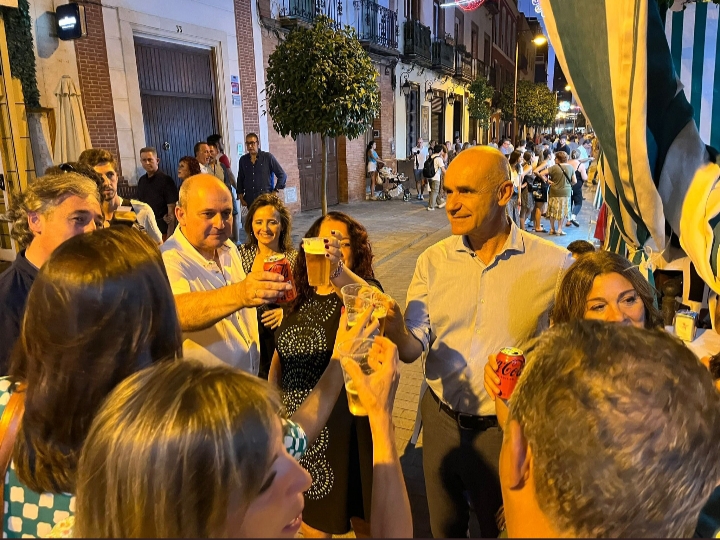 El Alcalde de Sevilla visita la caseta de la Asociación de Comerciantes de Triana de la Velá de Santa Ana