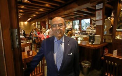 Aprocom en representación de la Confederación de Empresarios de Sevilla presenta una propuesta a la Junta Municipal de Distrito para la colocación de una placa en la calle Álvarez Quintero en homenaje a Juan Robles, referente de la gastronomía sevillana