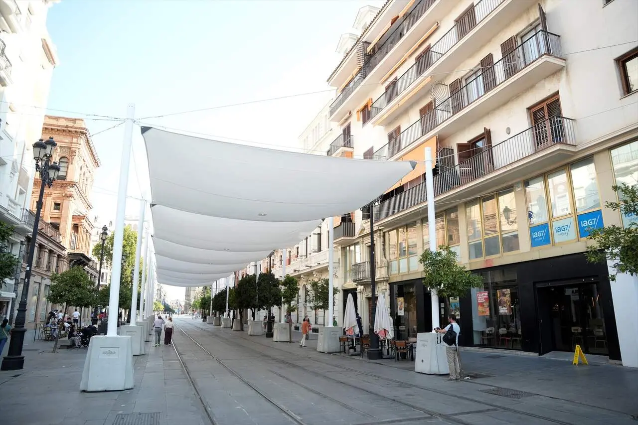 La Federación de Comercio y Servicios del Centro afea el «incomprensible retraso» en la instalación de toldos